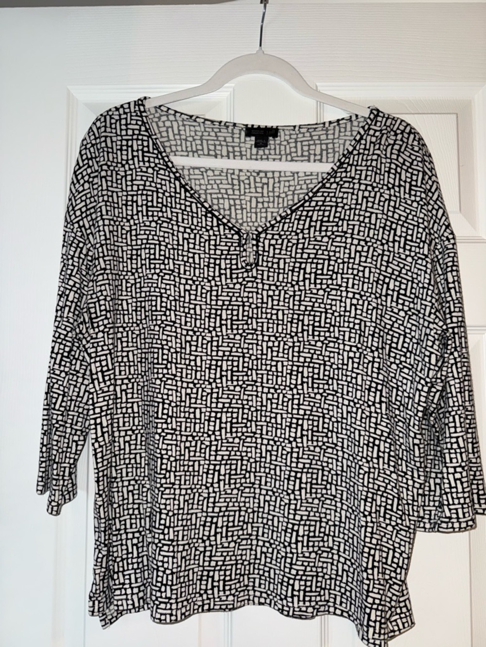 J.Jill Women's Black & White Geometric V-Neck, Key Hole Cutout, 3/4 Sleeve Top